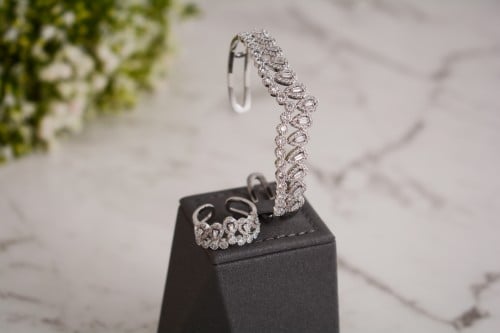 طقم أساور وخواتم فضية مزخرف بأحجار لامعة لتكمل إطل...