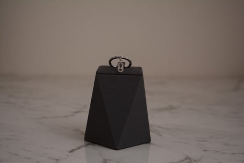 طقم مجوهرات نسائي راقٍ بتصميم حديث وخاتم متناسق