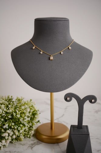 طقم سلسال تشوكر ذهبي بأحجار لامعة لإطلالة ساحرة وم...