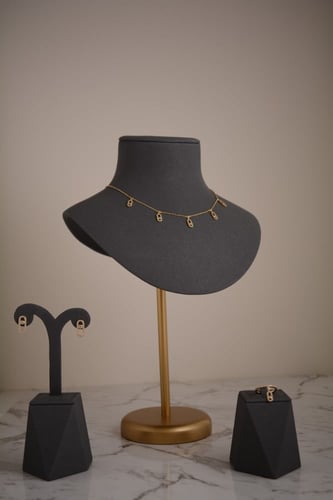 طقم مجوهرات فاخر مستوحى من البساطة والرقي