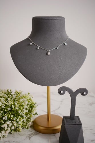 سلسال تشوكر فضي بتعليقات مكعبة مرصعة لإطلالة عصرية