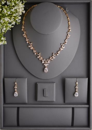 طقم فخم بتصميم ورود متدلية متألقة