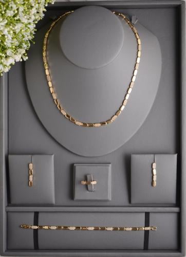 طقم زركون ذهبي بتصميم عصري أنيق