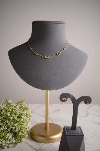 سلسال تشوكر ذهبي أنيق بحرف V المزدوج زركون لمعة عا...