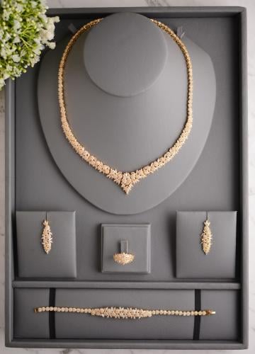 طقم مجوهرات فاخر بقطع بالوان ذهبية متألقة للسهرات