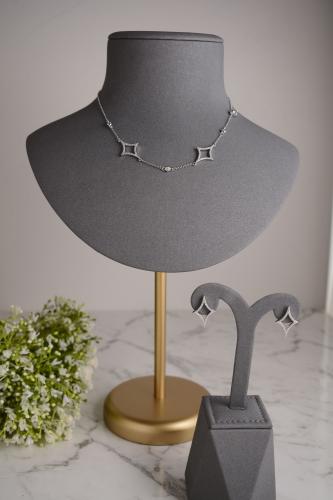 طقم سلسال تشوكر فضي بتفاصيل هندسية فاخرة مع أقراط...