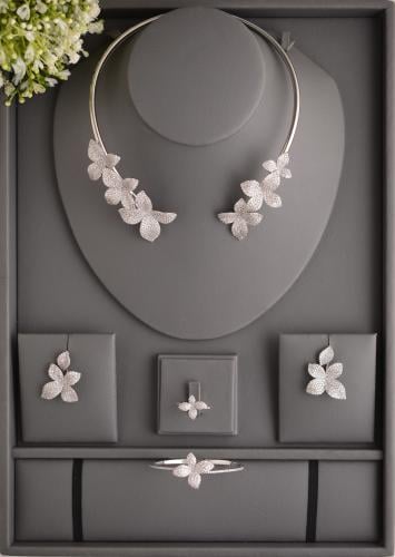 طقم زركون سويسري فضي لإطلالة فخمة راقية