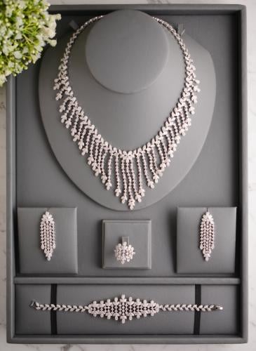 طقم زركون نسائي فاخر بتصميم متدلٍ مرصع بفصوص لامعة