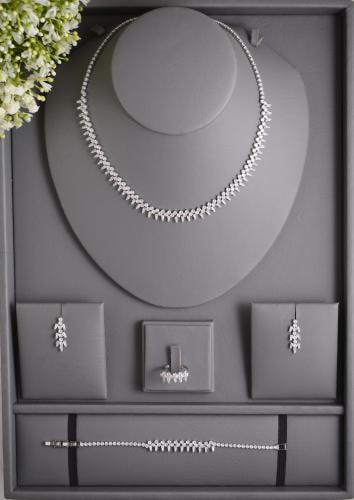 طقم مجوهرات زركون ألماس أنيق بتصميم أوراق متراصة