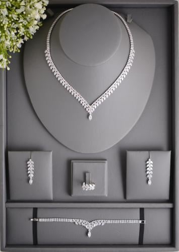 طقم مجوهرات عصري من الزركون اللامع لإطلالة مميزة