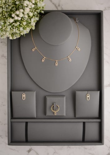 طقم مجوهرات فاخر مستوحى من البساطة والرقي