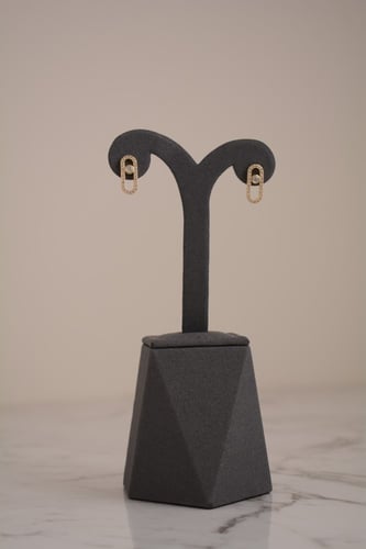 طقم مجوهرات فاخر مستوحى من البساطة والرقي