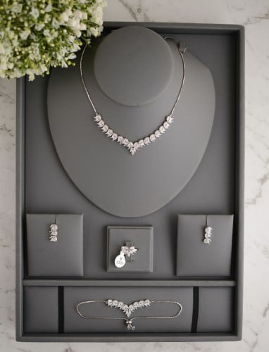 طقم مجوهرات فضي أنيق بتصميم متدرج عصري