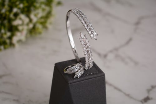 طقم سوارة وخاتم فضي مرصع بزركون السويسري بتصميم فخ...