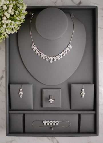 طقم مجوهرات عصري يمنحك حضورًا راقيًا وساحرًا