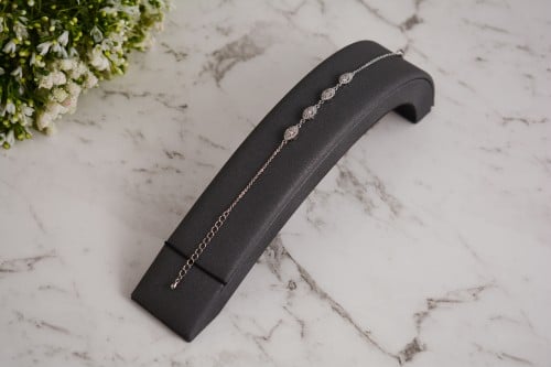 سوار فضي مزخرف بأحجار لامعة لتكملة إطلالتك