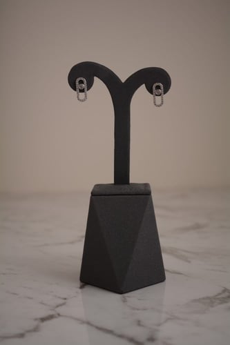 طقم مجوهرات نسائي راقٍ بتصميم حديث وخاتم متناسق