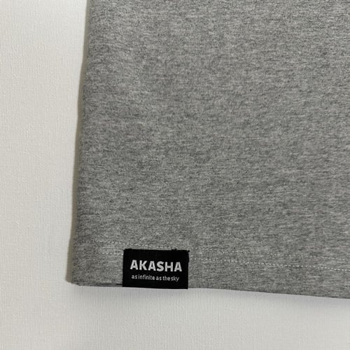 تيشيرت اكاشا الرمادي الفاتح