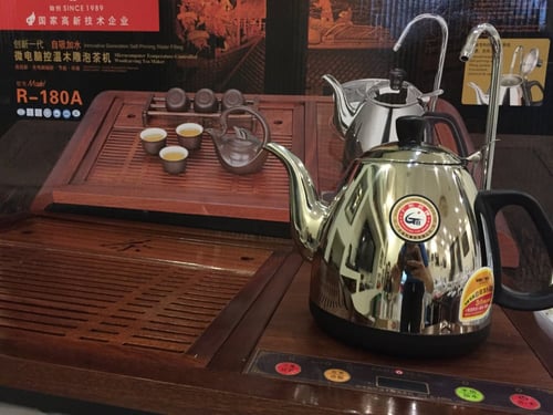 طاولة مخصصة لتحضير الشاي