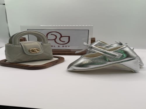 طقم كعب سفنجي وشنطة شبيهة شانيل للمواليد