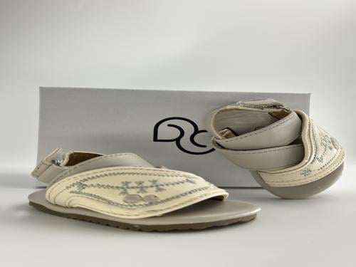 نعال زبيري شرقي اطفال باللون الرمادي البيج