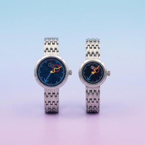 ساعة مواليد دائرية بعقارب ملونة