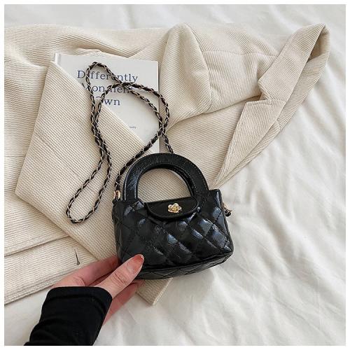 شنطة اطفال شبيهة شانيل