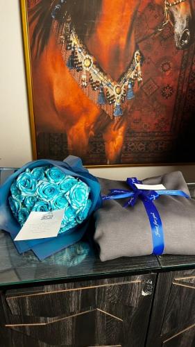 بلوفر مع باقة جوري 20 حبه(الوان متعدد)