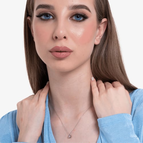 سلسال فضي بزركون وردي بتصميم ناعم وأنيق