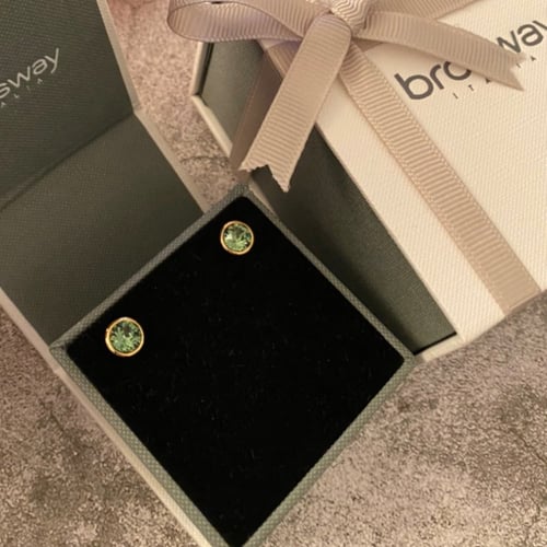 حلق ذهبي بالحجر الأخضر من براند Brosway