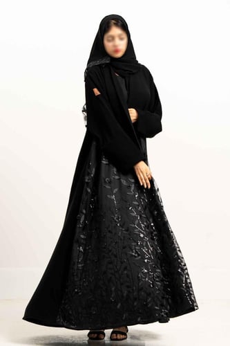 عباية كريب مع تدخيلات طبقة تل مطرز اسفل العباية