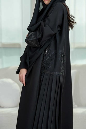 عباية كلوش بتدخيلات كسرات وكرستال على الجوانب والي...