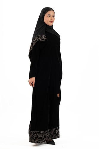 عباية الوسم بتطريز اسود لماع اسفل العباية