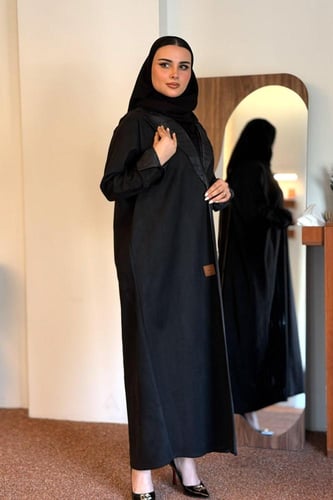عباية نوره بليزر مع صدف في الخلف