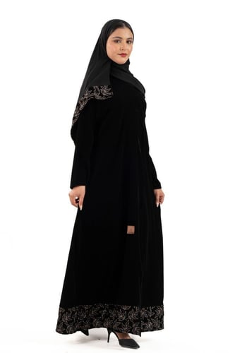 عباية الوسم بتطريز اسود لماع اسفل العباية