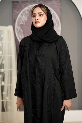 عباية سادة بتدخيلة قماش على الياقة والكم