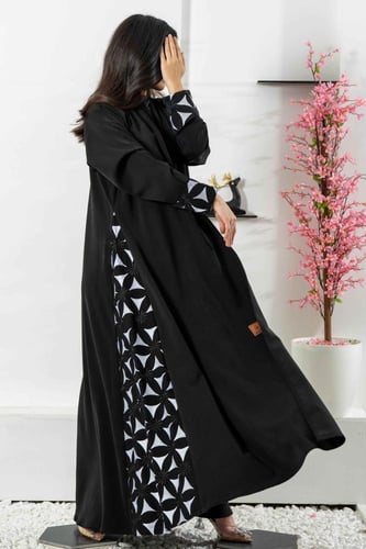 عباية كلوش بتدخيلات تطريز على الجوانب والكم