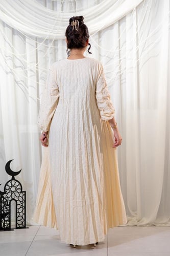 جلابية بيج فاتح بكسرات وبياقة كرستال