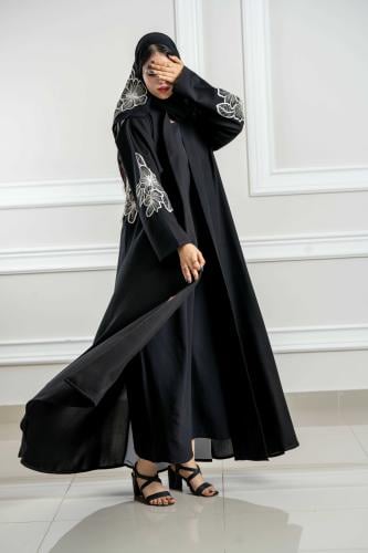 عباية كلوش بتطريز ابيض مع كرستال على اليدومن الضهر...