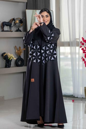 عباية كلوش بتدخيلات تطريز على نص العباية والأكمام