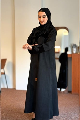 عباية ريفال شموة اسود مع تطريز ورود امام العباية