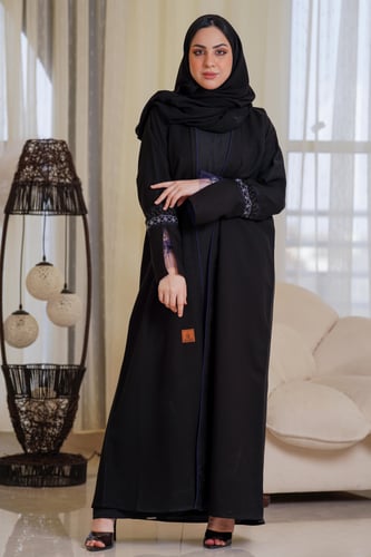 عباية ناعمة بتدخيلات تطريز كحلي ودانتيل ع الكم