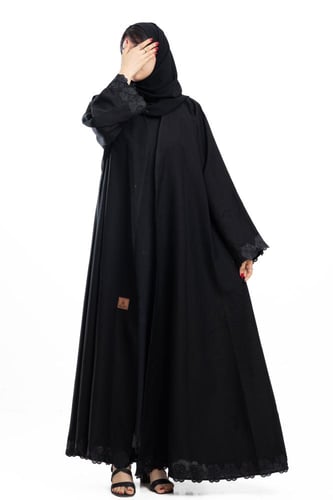 عباية سكون كلوش بتطريز اسود مع كرستال