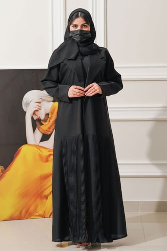 عباية سوداء ناعمة بكسرات أسفل العباية