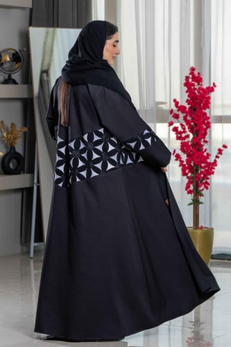 عباية كلوش بتدخيلات تطريز على نص العباية والأكمام