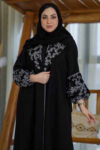 عباية بياقة انيقة وكم مزموم وتطريز ع الياقة والكم