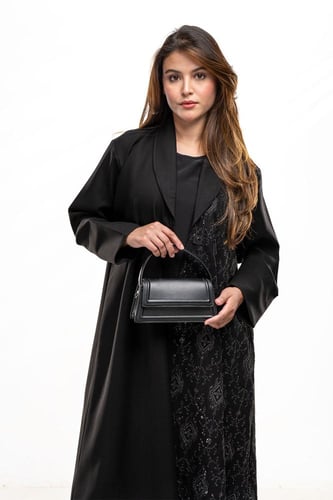 عباية مهرة باللون الاسود مع الفضي