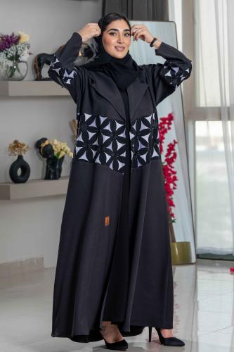 عباية كلوش بتدخيلات تطريز على نص العباية والأكمام