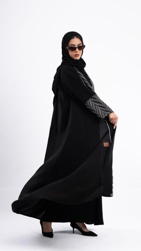 عباية جود جاكار باللون الفضي