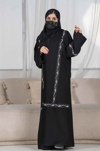 عباية كلاسيك مع تدخيلات كلفة كرستال اسود وابيض